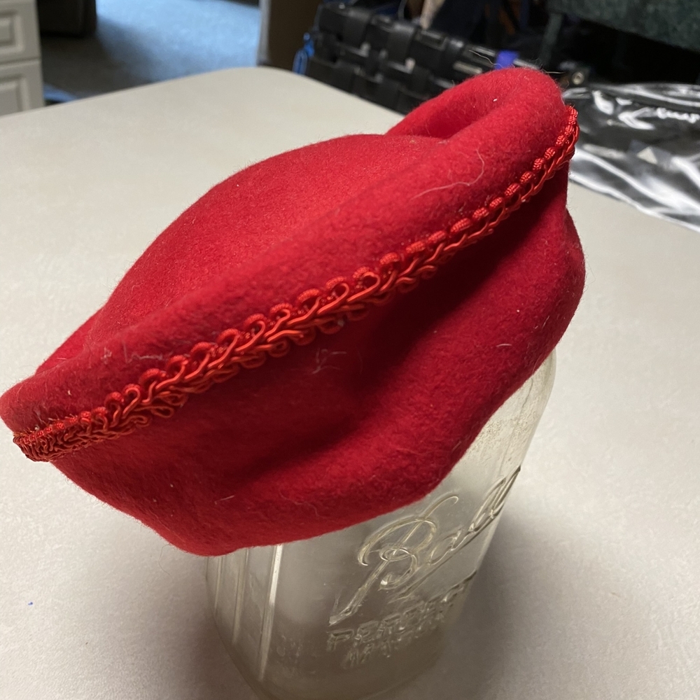 Red beret vintage 100% wool hat made in China